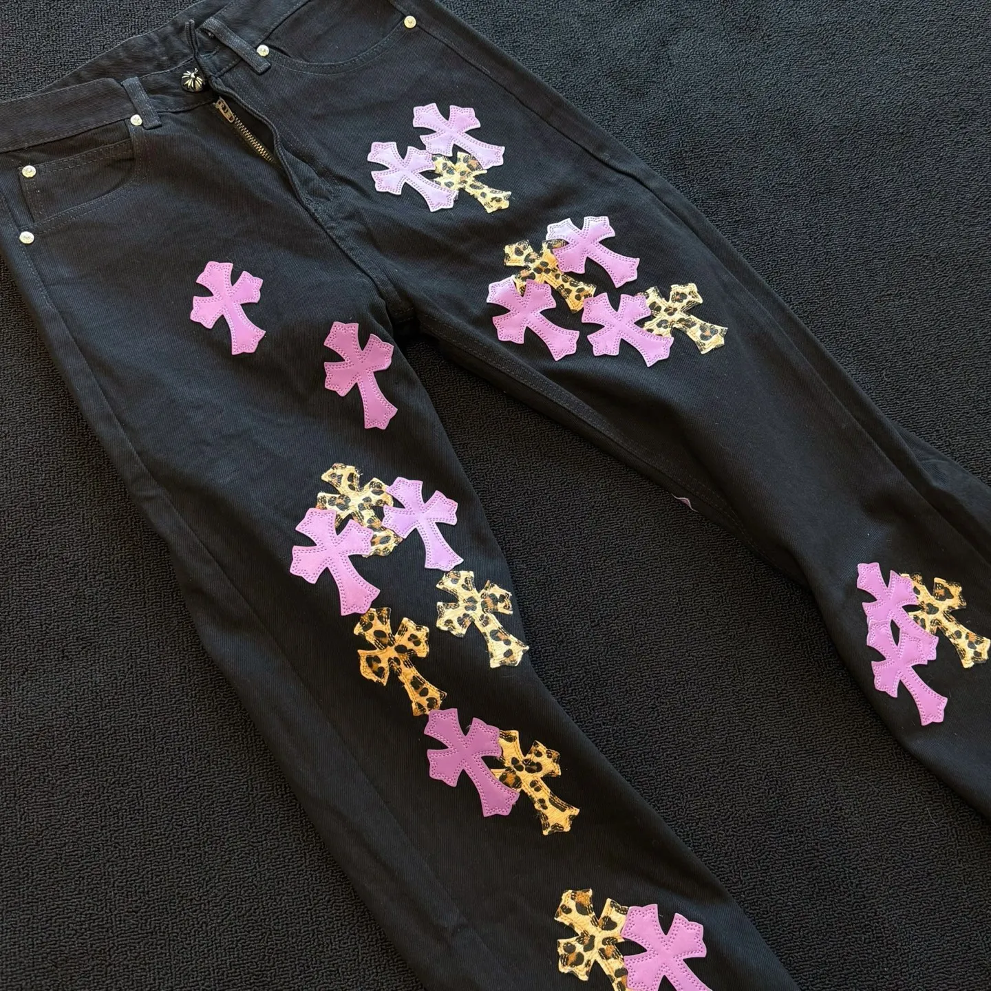P260 model number: D382 Chrome hearts -CH Chrome hearts new purple leopard print cross-fit leather jeans SIZE#28 30 32 34 36 Size reference # Pants length 100 102 104 106 108 Waist 71 76 81 86 91 Hips 93 98 103 108 113
